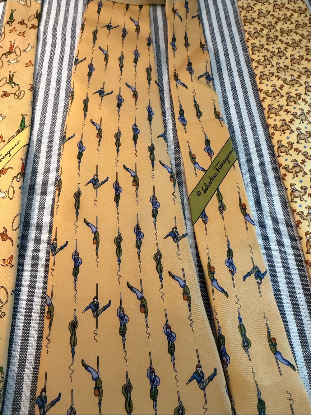 3 Salvatore Ferragamo Silk Yellow Patterned Men's Tie - Classic Elegance - Picture 3 of 4
